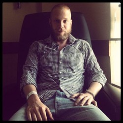 Pemain Bass Mumford & Sons Telah Pulang ke Rumah Pasca Operasi