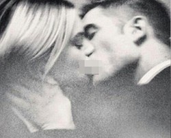 Beredar Foto Ciuman Sensual Robert Pattinson dengan Wanita Misterius 