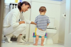 Anak Lelaki Belajar Pipis Sendiri? Ajarkan Juga Cara Mengamankan Mr P