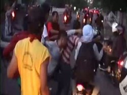 Demo Mahasiswa Diwarnai Pemukulan Pengendara Motor & Pengrusakan