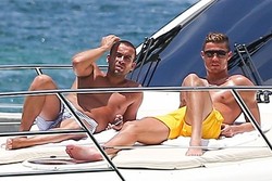 Gaya Liburan Ronaldo: Pamer Badan & Bercelana Kuning Cerah