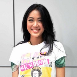  Widi Vierratale Belajar Nembak Bareng Pacar