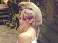Vanessa Hudgens dan Ashley Greene di Bali