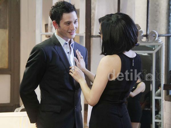 Mesranya Mike Lewis dan Lita