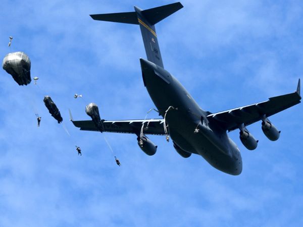 TNI dan Tentara AS Latihan Terjun Taktis