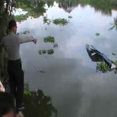 Mobil Kijang Terjun ke Sungai, 8 Penumpang Dibawa ke Rumah Sakit