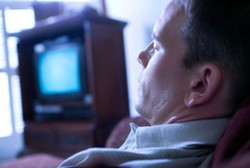 Sering Ketiduran Saat Nonton TV, Apakah Itu Tanda Penuaan?