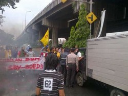 Aksi Bakar Ban Membuat Lalin Jl DI Panjaitan ke Cawang Macet