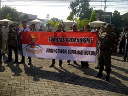 Massa Unjuk Gigi di Dilmil: Hidup Kopassus!