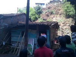 Bocah 9 Tahun Tewas Tertimbun Longsor di Semarang