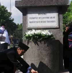  Jokowi Cari Piala yang Hilang dari Makam MH Thamrin