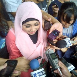 Sempat Dihukum KPK, Sefti Kini Jenguk Fathanah Lagi