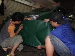 Mau Ganti Warna Mobil Tanpa Harus Dicat?