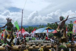 Buaya Ikut Menari di Festival Danau Sentani!