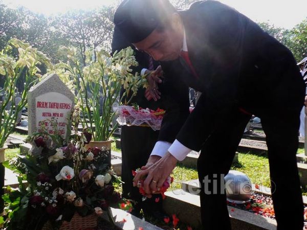 Jokowi Nyekar ke TMP Kalibata
