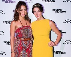 Hadiri Acara di Bali, Vanessa Hudgens dan Ashley Greene Bergaya Retro