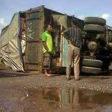 Truk Muat Besi Bekas Terguling di Jalur Pantura Pasuruan