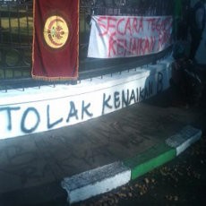 Tolak Kenaikan Harga BBM, Mahasiswa Coret Tembok Gedung Sate