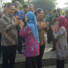 Usai Apel Perdana, Ribuan PNS Antre Menyalami Deddy Mizwar