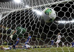 Pada laga yang dihelat Arena Pernambuco, Kamis (20/6/2013) dinihari WIB, Nippon unggul dua gol lebih dulu lewat penalti Keisuke Honda dan Shinji Kagawa. Italia memperkecil skor lewat Daniele De Rossi. REUTERS/Marcos Brindicci.