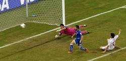 Di babak kedua Italia berbalik unggul 3-2 dari bunuh diri Atsuto Uchida dan penalti Mario Balotelli. Jepang menyamakan skor lewat Shinji Okazaki dan akhirnya Italia menang lewat gol Giovinco. REUTERS/Ivan Alvarado.