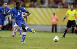 Mario Balotelli mengeksekusi tendangan pinalti. REUTERS/Ricardo Moraes.