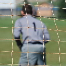 Kepala Kena Peluru Nyasar, Kiper Ini Tetap Mampu Main 90 Menit