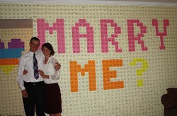 Kreatif, Pria Ini Lamar Kekasih dengan 8.000 Lembar Post-It