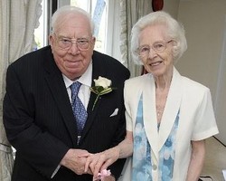 Cinta Tak Kenal Usia, Wanita Ini Baru Lepas Masa Lajang di Usia 85