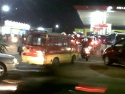 Jelang Kenaikan BBM, Antrean Kendaraan Mengular 1 Km di SPBU Serang