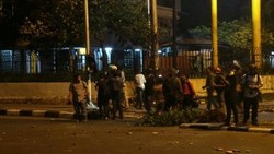Usai Bakar Pos Polisi, Massa Rusak Lampu Merah di Jl Diponegoro