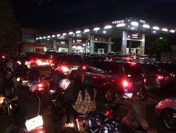 Jelang Kenaikan Harga BBM, Antrean Mengular di SPBU di Semarang