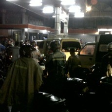 Demi Premium Rp 4.500, Pemotor di Purwokerto Rela Hujan-hujanan