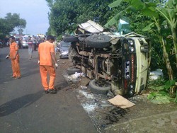 Angkutan Tabrak Truk dan Mobil karena Sopir Asyik Telepon, 1 Tewas