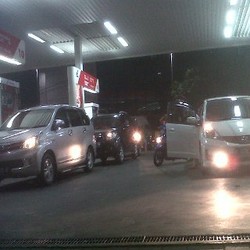 Mobil-mobil Keluaran Baru Ikutan Antre Isi Premium