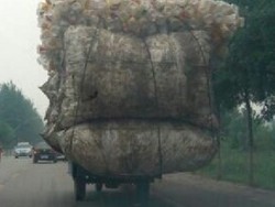 Motor Ini Angkut Segunung Sampah Plastik