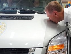 CEO Ford Rela Cium Mobil di China