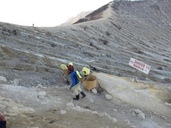 Kisah Pilu Penambang Belerang di Kawah Ijen