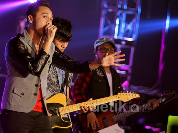 Aksi Penuh Energik Nidji di Atas Panggung