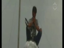 Dilarang Adzan, Pria Ini Nekat Memanjat Kubah Masjid