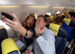 Romantis! 60 Pasangan Kencan Massal di Pesawat