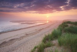 Polisi Inggris Mulai Larang Turis Telanjang di Pantai
