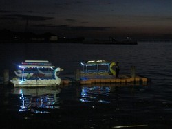 Malam Minggu Romantis di Pantai Losari, Ya Naik Perahu Bebek