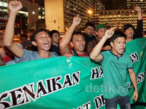 Jelang BBM Naik, HMI Demo di Bundaran HI
