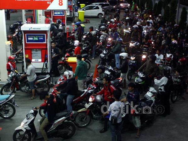 2 Jam Jelang Kenaikan BBM, SPBU Diserbu Warga