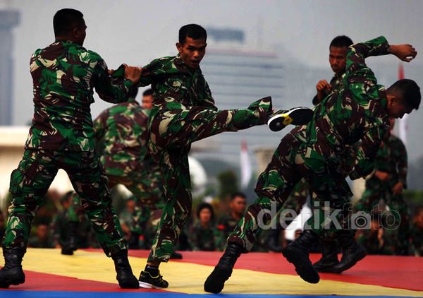 Ribuan Prajurit TNI Unjuk Kebolehan Beladiri