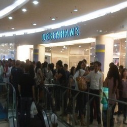 Di Tengah Antrean BBM di SPBU, Ada Warga Antre Diskon Belanja di Mal