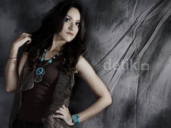 Gaya Etnik Jessika Andiani