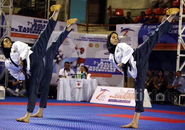 Tampil Berjilbab, Taekwondoin Iran Pukau Penonton