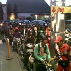 Antrean di SPBU Mayjen Sungkono Akibatkan Lalu Lintas Macet